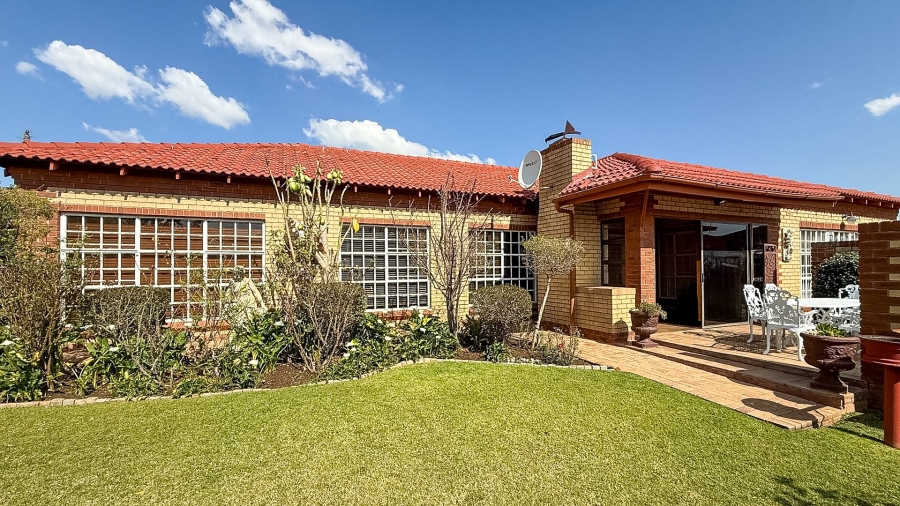 To Let 3 Bedroom Property for Rent in Flamwood North West